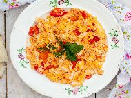 Рецепта Страпацада – гръцки бъркани яйца (миш-маш) с домати и доматено пюре